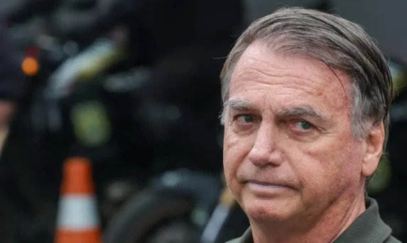 Ministro Alexandre de Moraes autoriza Jair Bolsonaro a realizar exames em hospital após queda