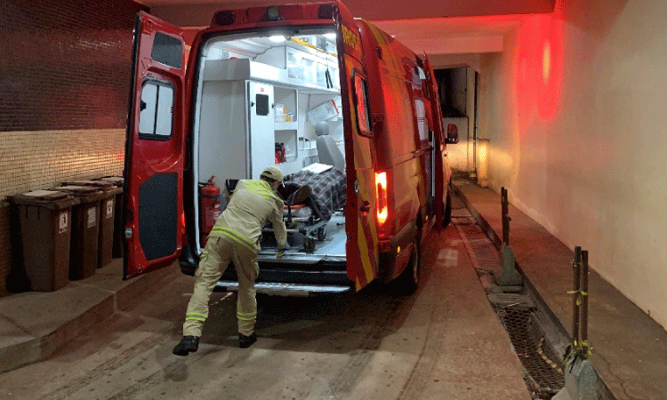 Mulher é atingida por estrutura metálica em obra e encaminhada à UPA em Cascavel