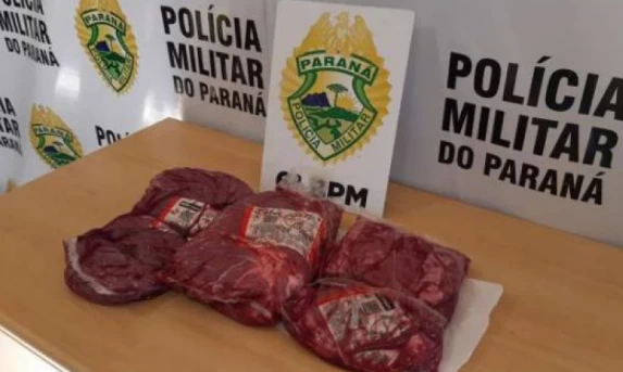 Mulher é detida por furtar peças de picanha em supermercado de Cascavel.