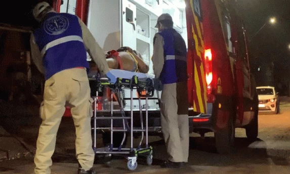 Mulher é ferida no pescoço com golpe de chave de fenda desferido pelo próprio marido no Santa Cruz