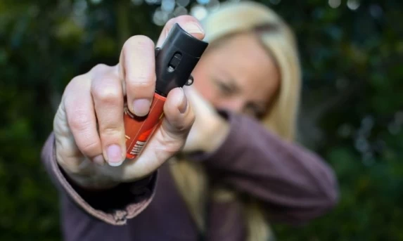 Mulheres poderão comprar e usar spray de pimenta para defesa pessoal