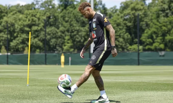 Neymar vai a campo de tênis, mas exames apontam evolução lenta e craque vira dúvida para a 1ª fase