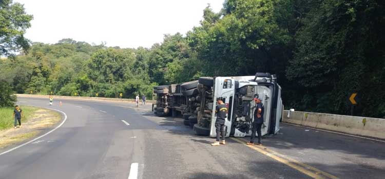 NOVA LARANJEIRAS: Carreta carregada com Papel tomba no Km 483 da BR 277.