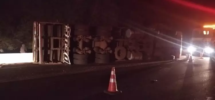 NOVA LARANJEIRAS – Carreta tomba no KM 473