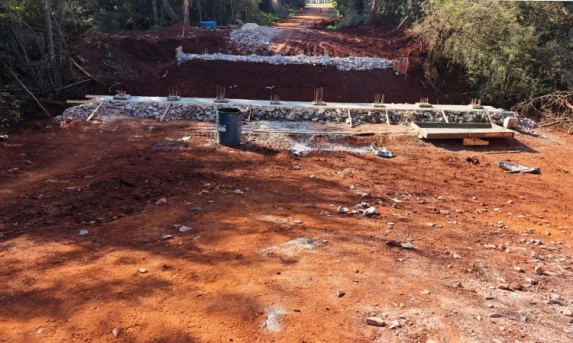Nova ponte sobre o Rio Melissa em Cascavel tem avanços e deve receber vigas em breve.