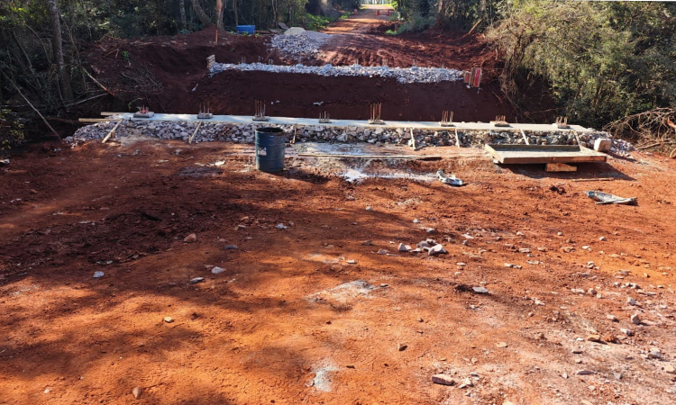 Nova ponte sobre o Rio Melissa em Cascavel tem avanços e deve receber vigas em breve.