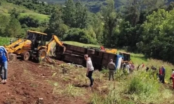 Ônibus com estudantes tomba em ribanceira e deixa 7 mortos e 22 feridos