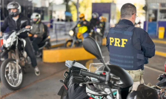 Operação Placa Limpa: PRF autua 221 infrações e recolhe 66 veículos em fiscalização em Foz do Iguaçu (PR) 