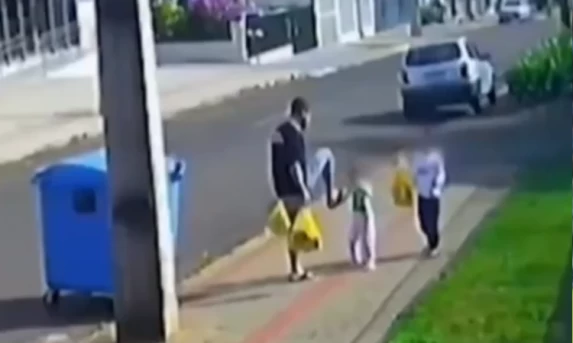 Pai que chutou filha de 3 anos em Francisco Beltrão é indiciado por tortura contra as crianças