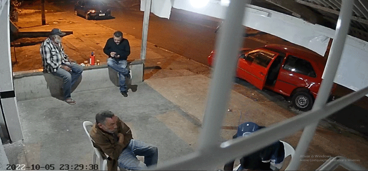 PARANÁ: Câmera flagra momento em que homens são executados dentro de bar.