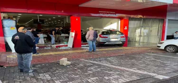 PARANÁ: Carro invade loja de doces em Foz do Iguaçu após motorista confundir pedais e acelerar veículo.