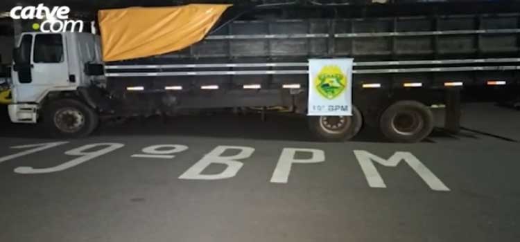 PARANÁ: Contrabandista salta de caminhão em movimento para fugir da PM em Toledo.