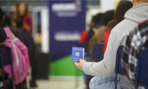 Paraná Disponibiliza Mais de 21 Mil Vagas de Emprego com Carteira Assinada