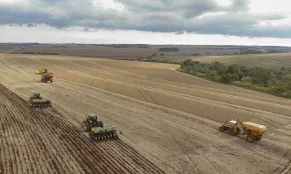 PARANÁ FECHA 2025 COM PARTICIPAÇÃO RECORDE NA SAFRA NACIONAL E PREVÊ NOVO SALTO EM 2026
