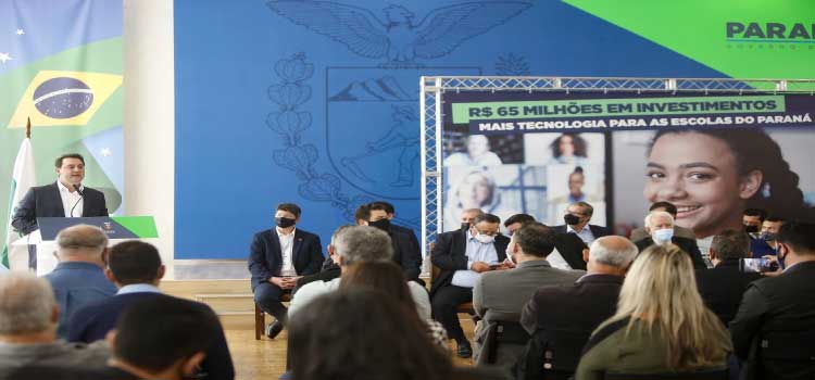 PARANÁ: Governador entrega 10,2 mil computadores e equipamentos de wi-fi para escolas da rede estadual