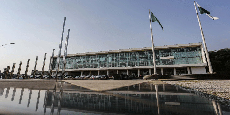 PARANÁ: Novo decreto regulamenta gestão de pessoal das universidades estaduais.