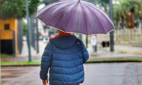 Paraná tem final de semana chuvoso e queda nas temperaturas; frio intenso chega na próxima segunda-feira