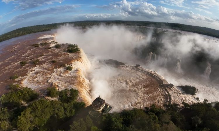 Passarela das Cataratas do Iguaçu é interditada devido ao alto volume de água