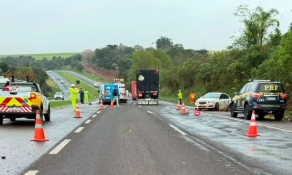 Peça de equipamento cai de caminhão e provoca acidente na BR-163 em Cascavel