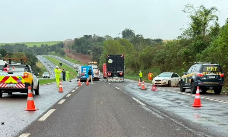 Peça de equipamento cai de caminhão e provoca acidente na BR-163 em Cascavel