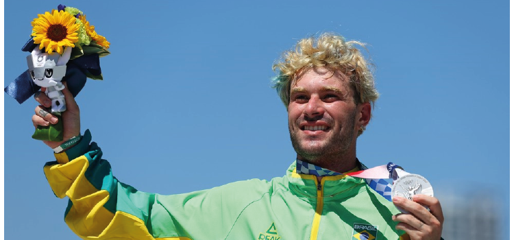 Pedro Barros conquista a prata no skate park em Tóquio.