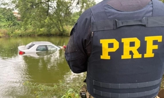 Perseguição na BR-163 termina com carro em açude e menores apreendidos com agrotóxicos em Mercedes