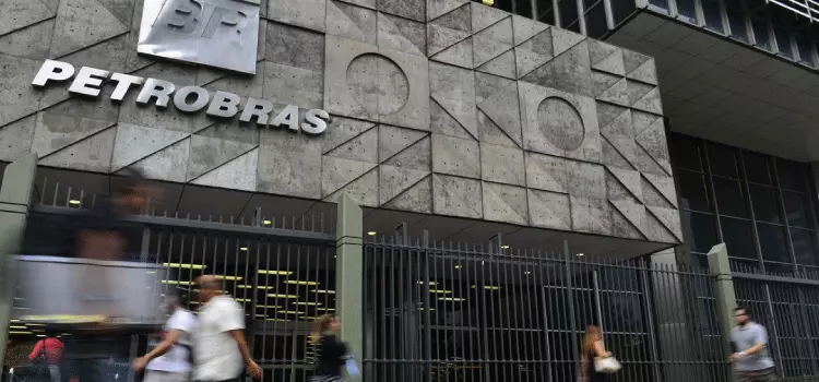 Petrobras anuncia redução do preço da gasolina nas refinarias