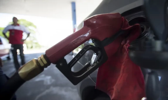 Petróleo em alta faz Ministério da Fazenda adiar fim de subsídio da gasolina