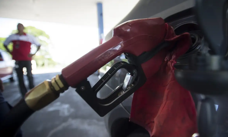 Petróleo em alta faz Ministério da Fazenda adiar fim de subsídio da gasolina