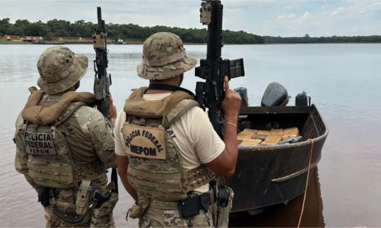 PF e PM apreendem meia tonelada de maconha em barco abandonado no Lago de Itaipu.