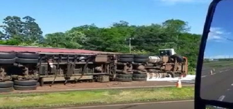POLICIAL: Caminhão carregado com ilícitos tomba na PR-317 próximo a Campo Mourão.