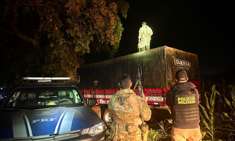 Policial: Caminhão com 250 mil maços de cigarros colide contra árvore após perseguição em Toledo