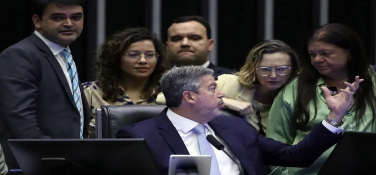 POLÍTICA: Câmara adia votação do PL das Fake News para evitar derrota do governo Lula.
