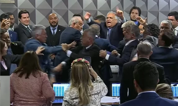 Política: CPI do INSS aprova quebra de sigilo bancário e fiscal de Lulinha em sessão marcada por confusão