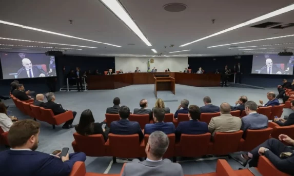 Por unanimidade, turma do STF torna Bolsonaro e mais 7 réus por golpe