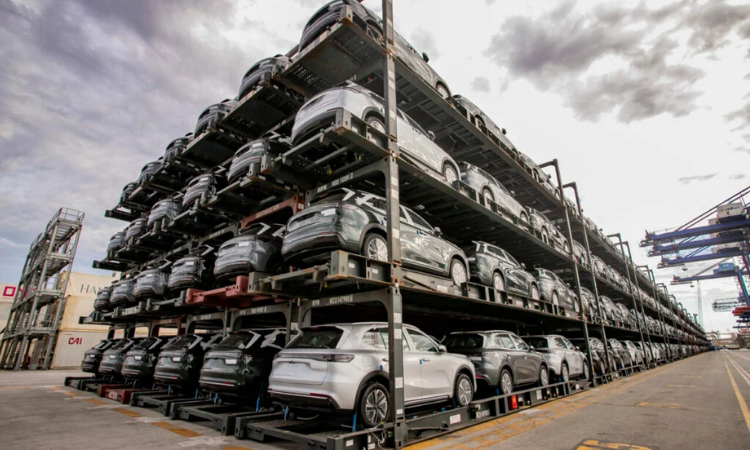 Porto de Paranaguá bate recorde histórico com desembarque de 5,1 mil carros elétricos chineses