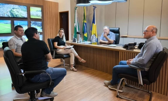 Prefeito Ronaldo recebe consultores do SEBRAE para discutir fortalecimento da agroindústria em Guaraniaçu.