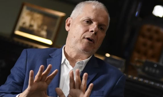 Presidente do INSS é afastado após operação que apura desvio de R$ 6,3 bi.