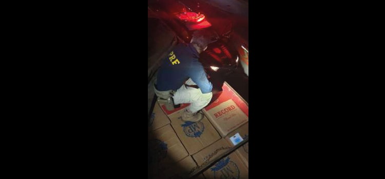 PRF apreende 450 mil maços de cigarros transportados em caminhão; motorista conseguiu fugir.