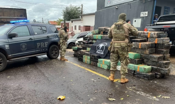 PRF apreende caminhão carregado com 3,5 toneladas de maconha em São Pedro do Iguaçu/PR