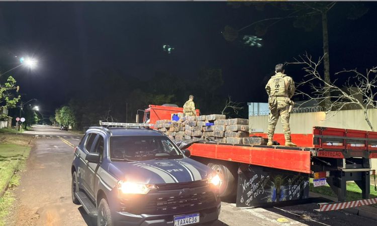 PRF apreende caminhão carregado com mais de 1 tonelada de maconha em Céu Azul