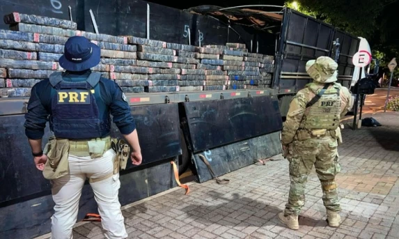 PRF apreende carreta com 1,6 tonelada de maconha em Toledo (PR)