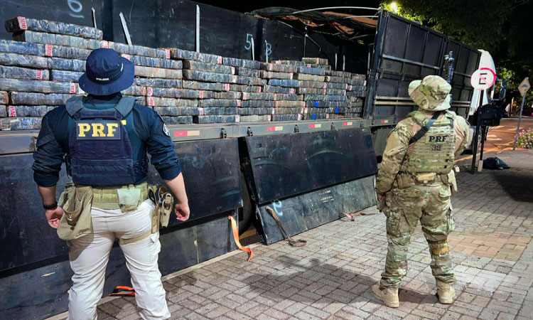 PRF apreende carreta com 1,6 tonelada de maconha em Toledo (PR)