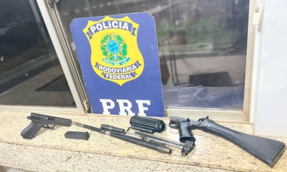 PRF apreende fuzil e pistola durante abordagem na BR-277