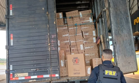 PRF apreende maconha após perseguição e retira 200 mil maços de cigarros de circulação no Oeste do Paraná
