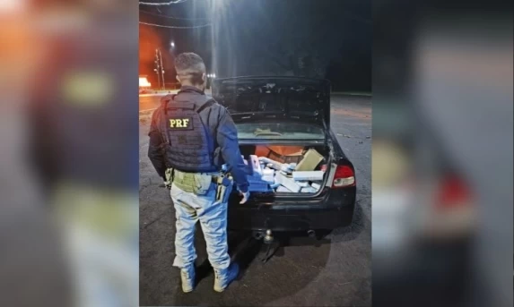 PRF apreende mais de 116 quilos de maconha na BR-277; adolescente está entre os envolvidos