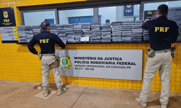 PRF apreende mais de 170 kg de cocaína escondidos em carga de sucata em Cascavel.