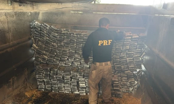 PRF apreende mais de 600 kg de cocaína no Paraná e realiza a maior apreensão da droga no país em 2025