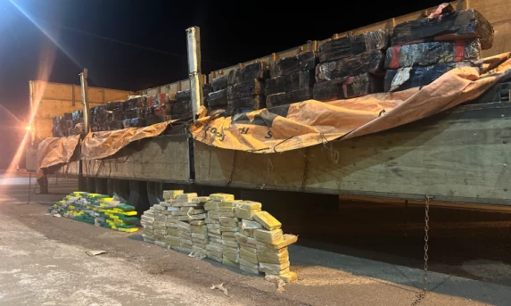 PRF apreende na BR 277 em Ibema, grande quantidade de maconha, cocaína e crack transportados em um caminhão.