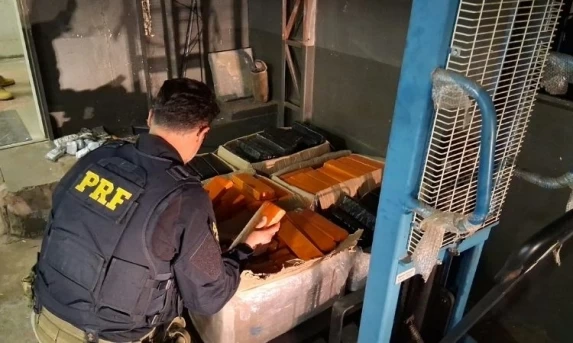 PRF apreende quase 250 kg de drogas escondidos em caminhonete de entregas na BR-277, em Cascavel